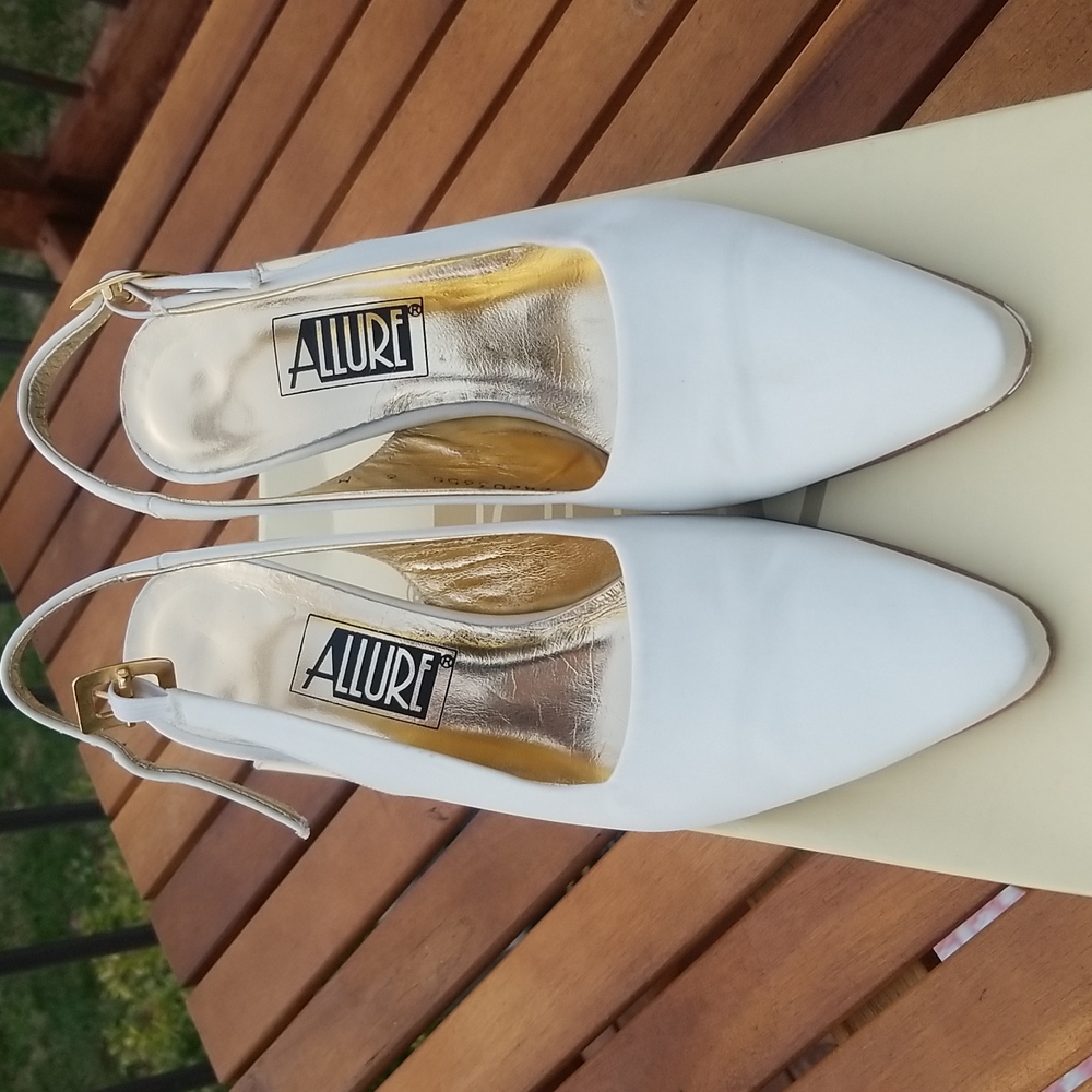 Allure Terza sling back heels size 6 champagne colored vintage